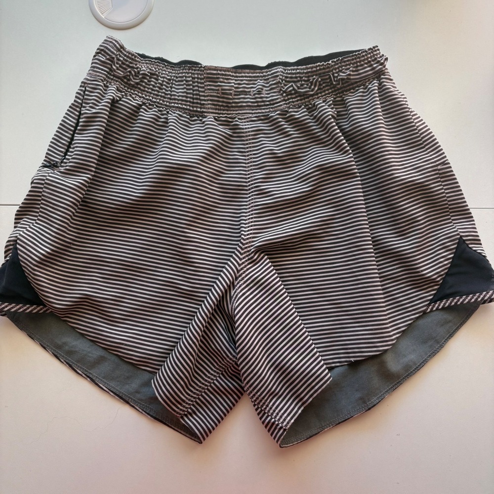 Lululemon Tracker‎ Short Women 4 Black White Striped Running Athletic Activewear